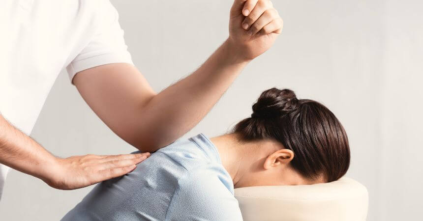 Terapeuta fazendo Quick Massage para recuperar a energia de um funcionário