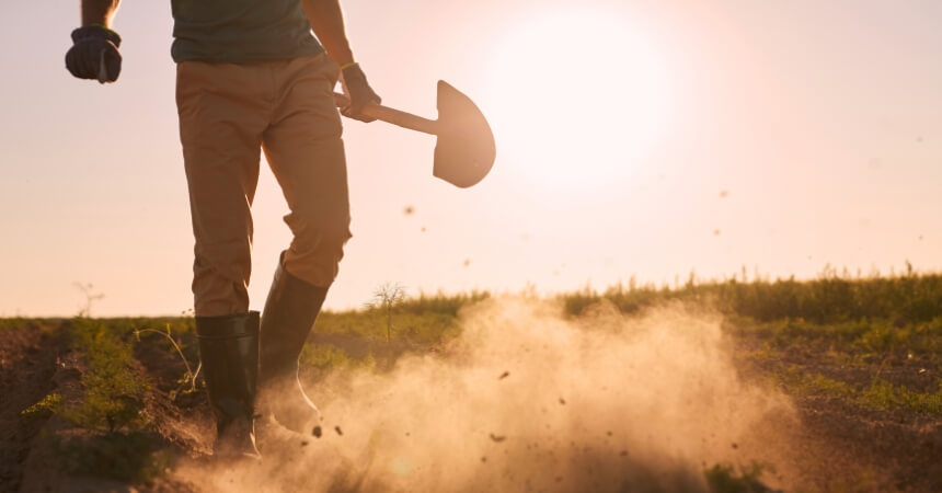 Homem com pá na mão mostrando como funciona a CIPATR - Comissão Interna de Prevenção de Acidentes no Trabalho Rural